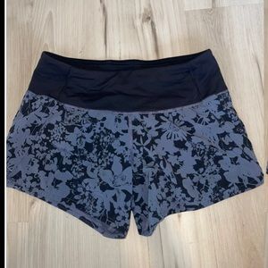 Size 4 Lululemon 2.5in Speed Up Shorts - Grey and Black Flower Pattern